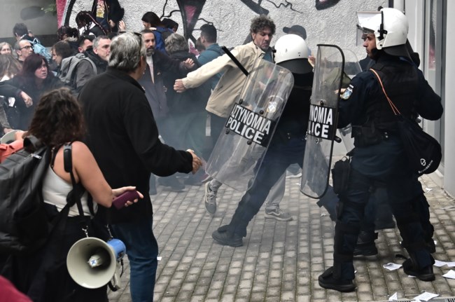 Επεισόδια στο Μεταξουργείο μεταξύ αστυνομίας και εκπαιδευτικών που διαδήλωναν κατά της σύμπτυξης τμημάτων [εικόνες- βίντεο]
