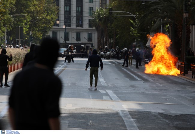 Επεισόδια και μολότοφ και πάλι στο μαθητικό - φοιτητικό συλλαλητήριο στην Αθήνα