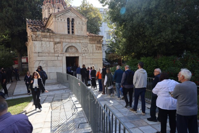 Τελευταίο αντίο στον «Νιόνιο» από χιλιάδες κόσμου