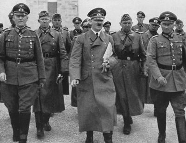 ΧΙΤΛΕΡ ΜΕ ΠΑΛΤΟ