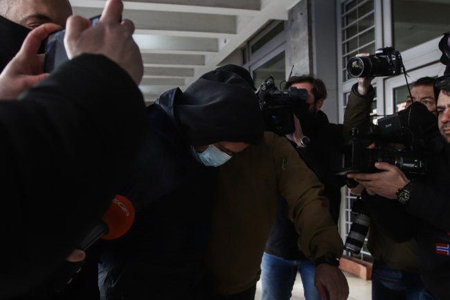 Στον εισαγγελέα ο 23χρονος δολοφόνος του Αλκη - Οργή και αποδοκιμασίες από συγκεντρωμένους [εικόνες - βίντεο]