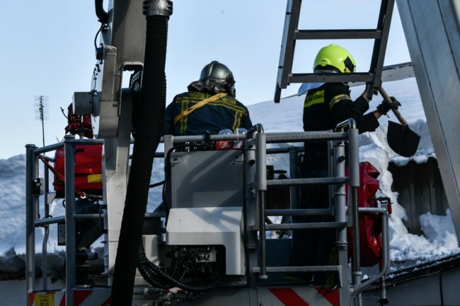 Κατέρρευσε μέρος στέγης σε βενζινάδικο του Βύρωνα - Κλειστή η οδός Φορμίωνος [εικόνες]