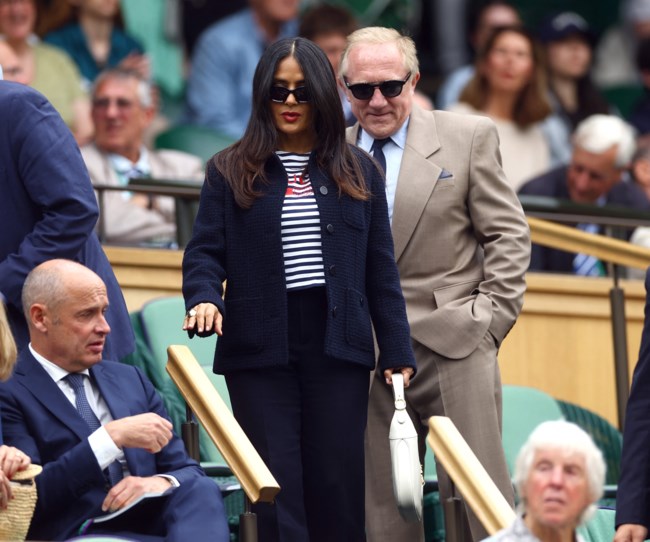 Με preppy look στο Wimbledon η Σάλμα Χάγιεκ: Το navy τουίντ μπλέιζερ που συνδύασε με τοπ και τσάντα Gucci