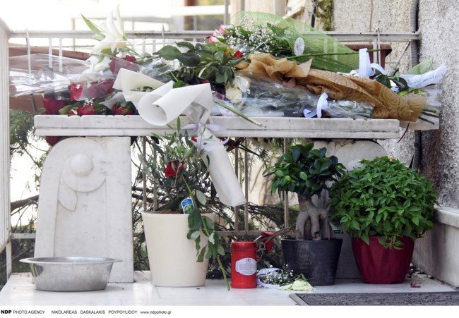 Η Ελλάδα αποχαιρετά τον Μίκη Θεοδωράκη - Σε λαϊκό προσκύνημα η σορός του από την Τρίτη - Λουλούδια έξω από το σπίτι του [εικόνες]