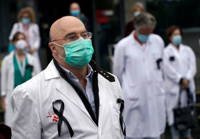 Συγκίνηση στην Ισπανία: Γιατροί κράτησαν ενός λεπτού σιγή για τους 48 συναδέλφους τους που πέθαναν