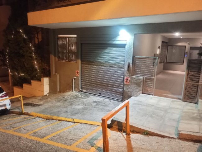 Έκρηξη στο Παγκράτι: Εμπρηστικός μηχανισμός στο σπίτι επιχειρηματία - Οι πρώτες εικόνες