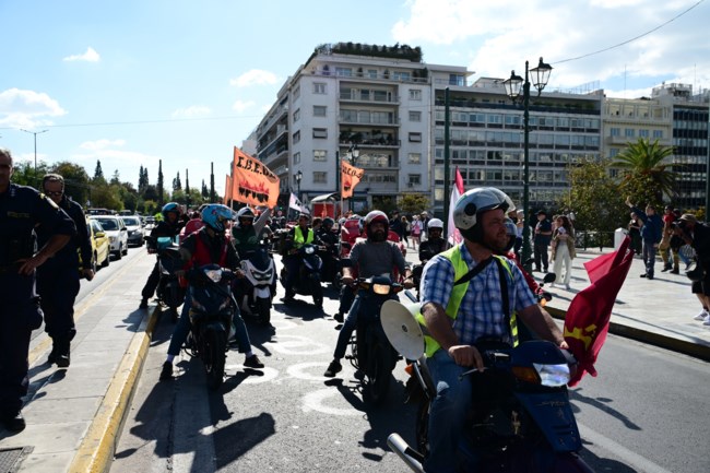 Οι απεργοί ντελιβεράδες στο πλευρό των εποχικών πυροσβεστών στο Σύνταγμα [εικόνες]