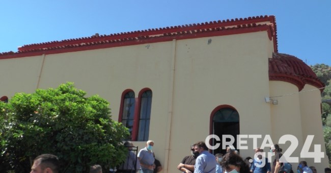 Κρήτη: Ράγισαν καρδιές στην κηδεία της 44χρονης Γλυκερίας που πέθανε λίγες μέρες μετά το εμβόλιο με AstraZeneca [Εικόνες]