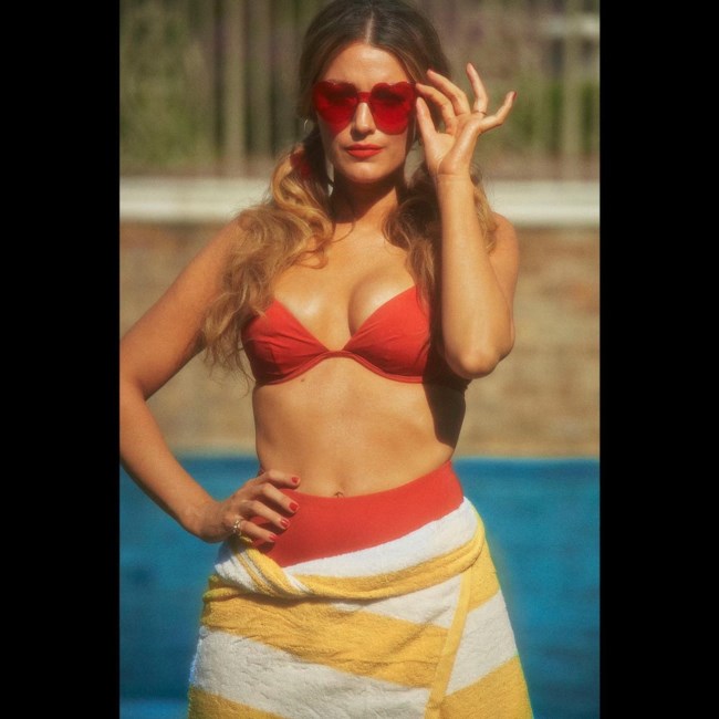 "Tomato Girl": Το απόλυτο αυγουστιάτικο trend έχει το χρώμα της ντομάτας - Οι σταρ που το τολμούν