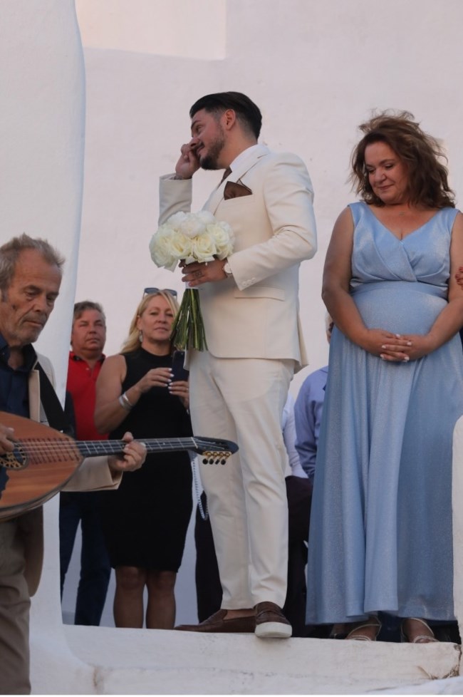 Ξεχωριστός γάμος για τον Stan με φόντο τη θάλασσα: Η συγκίνηση του γαμπρού και η πανέμορφη νύφη [εικόνες]