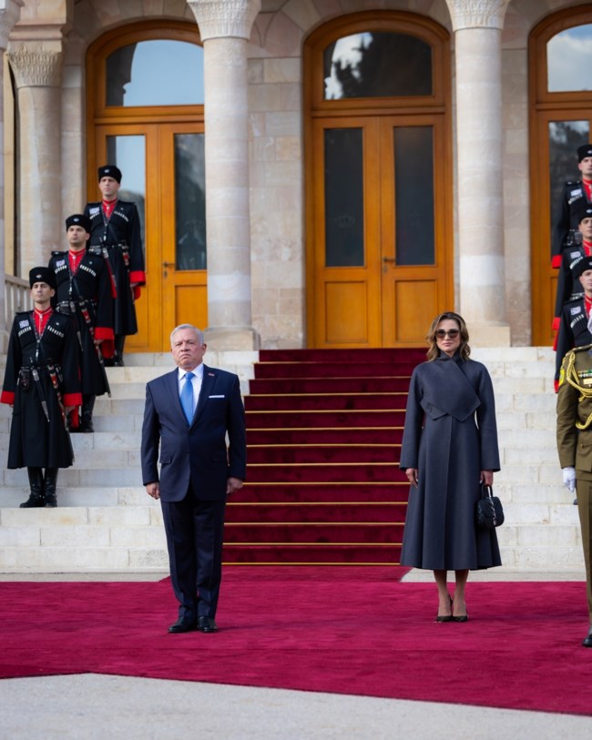 Στα βήματα της μητέρας τους: Η βασίλισσα Ράνια και οι κόρες της με απίθανα παλτό Dior και Louis Vuitton