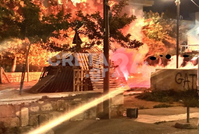 Ανάσταση σε "εμπόλεμη ζώνη": Ακρωτηριασμοί από βεγγαλικά και κροτίδες, άγριοι εορτασμοί με ριπές καλάσνικοφ και μολότοφ