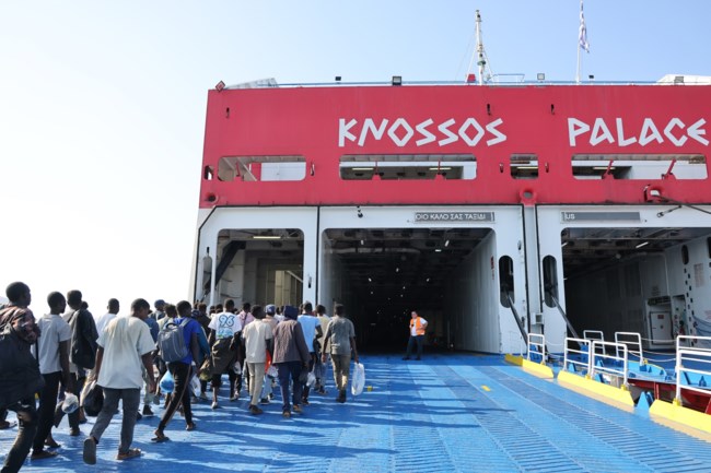 Από την Κρήτη στο Λαύριο και απευθείας για κράτηση οι πρώτοι 247 μετανάστες από τη Λιβύη