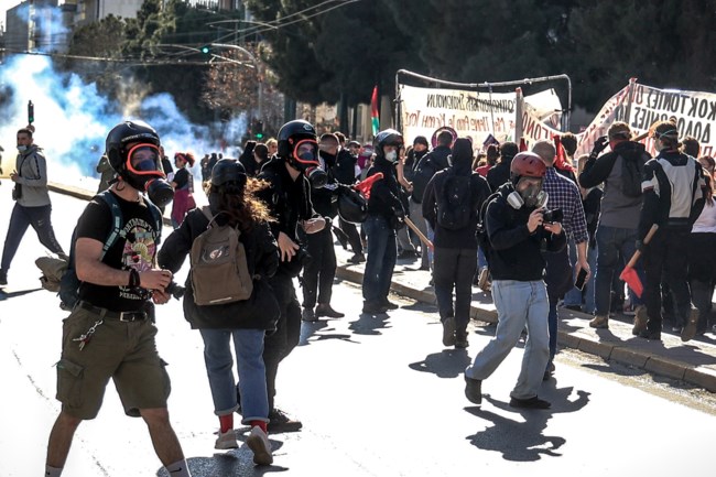 Επεισόδια στην πορεία για την Ημέρα της Γυναίκας: Χημικά και κρότου λάμψης  έξω από τα γραφεία της Hellenic Train