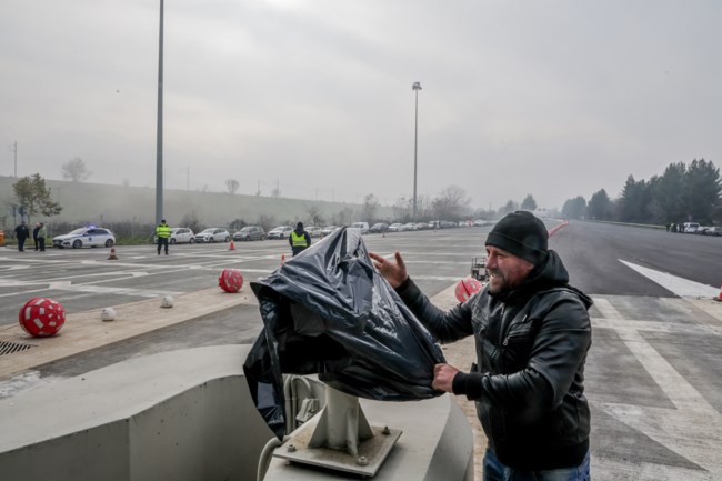 Οι αγρότες σηκώνουν τις μπάρες των διοδίων - Βάζουν κουκούλες στις κάμερες, μοιράζουν προϊόντα [εικόνες - βίντεο]