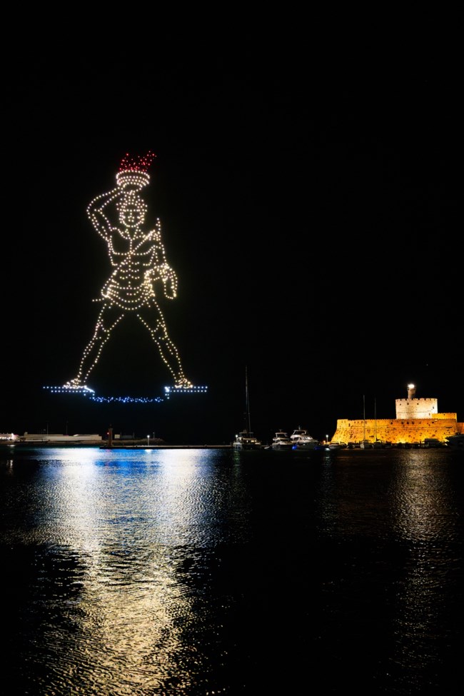 DRNS Drone Light Show: Ο Κολοσσός της Ρόδου αναβίωσε στον ουρανό με 1.000 drones