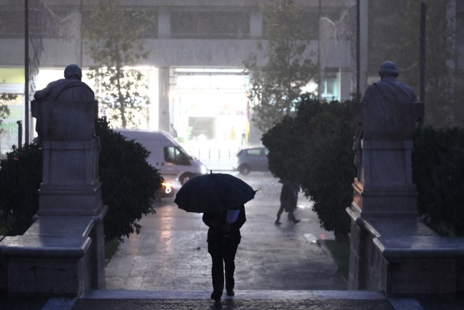 Η κακοκαιρία Byron "χτυπά" την Αττική: Καταιγίδες, αστραπές και κυκλοφοριακά προβλήματα στο Λεκανοπέδιο