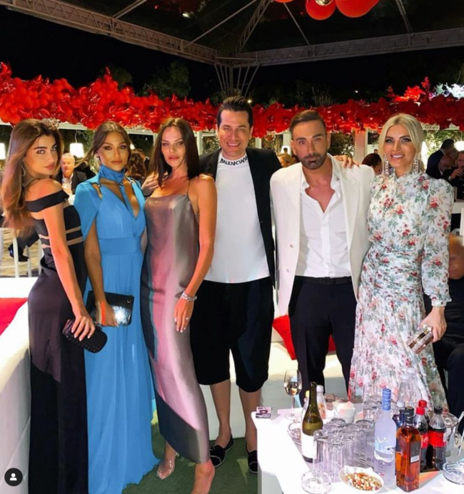Υβόννη Μπόσνιακ: Σαγηνευτική με ολομέταξο slip dress και διάφανα mules σε βραδινή έξοδο