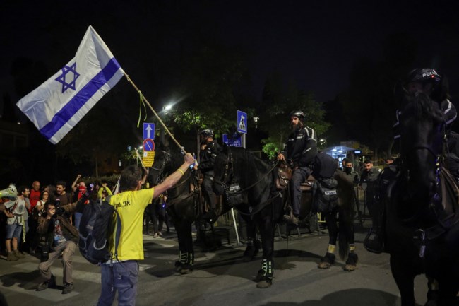 "Δεν θα ησυχάσετε ούτε μέρα ούτε νύχτα" - Συγγενείς ομήρων έξω από την Κνεσέτ ζητούν την παραίτηση του Νετανιάχου