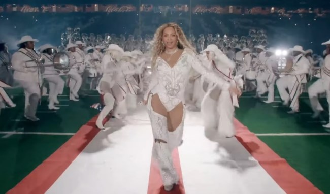 Η Beyoncé έβαλε φωτιά στο ημίχρονο του αγώνα του NFL - Η απαγορευμένη κίνηση που ξεσήκωσε αντιδράσεις [εικόνες - βίντεο]