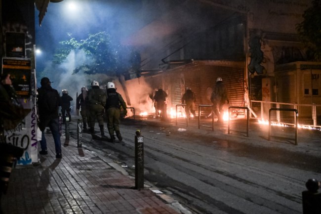 Επεισόδια στα Εξάρχεια μετά την πορεία για τον Γρηγορόπουλο: Πέτρες, μολότοφ, χημικά και φωτιά σε κάδους [εικόνες-βίντεο]