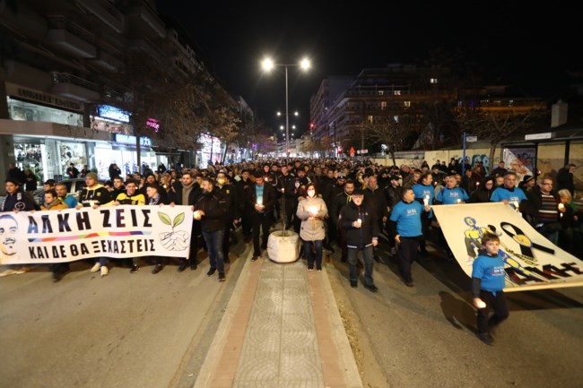 Άλκης Καμπανός: Λαοθάλασσα στη σιωπηρή πορεία- Φαναράκια, φανέλες και του ΠΑΟΚ, συμβολικοί πανσέδες [Εικόνες-Βίντεο]