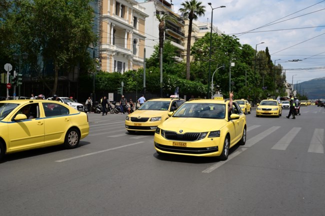"Παρέλαση" των ταξί έξω από τη Βουλή - Έκλεισαν τη Βασιλίσσης Σοφίας, ζητούσαν να δουν τον πρωθυπουργό [εικόνες - βίντεο]