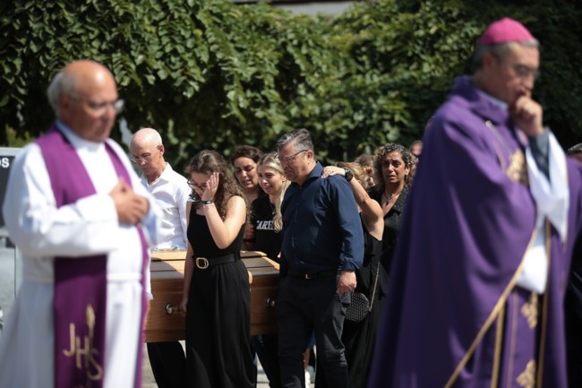Σπαραγμός στην κηδεία του Ντιόγκο Ζότα: Λύγισε η σύζυγος του 28χρονου ποδοσφαιριστή πάνω από το φέρετρο [εικόνες]