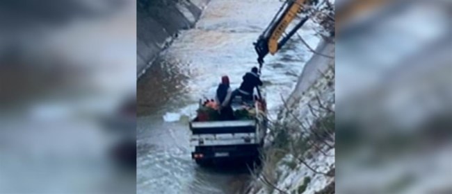 Κηφισός: Φορτηγό έπεσε στο ποτάμι - Έκλεισε το πρωί η Εθνική Οδός [εικόνες]