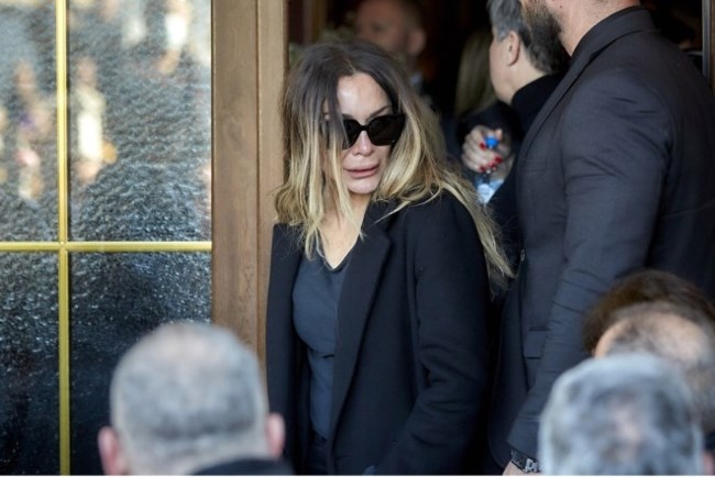 Κηδεία Βασίλη Καρρά: Δεν άντεξε η Δέσποινα Βανδή στο τελευταίο αντίο - Δίπλα της ο Βασίλης Μπισμπίκης