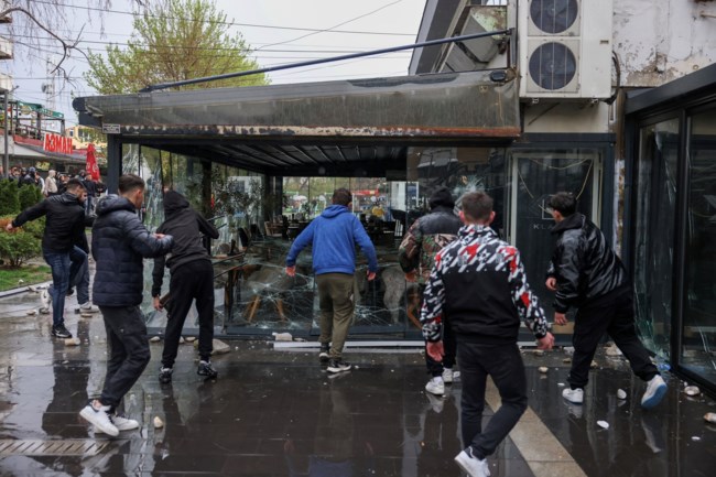Οργή στη Βόρεια Μακεδονία για την τραγωδία: Εσπασαν την καφετέρια του ιδιοκτήτη του κλαμπ - Χιλιάδες στους δρόμους