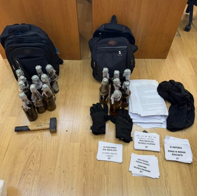 Συνελήφθησαν δύο άτομα στα Εξάρχεια με 17 μολότοφ και βαριοπούλα