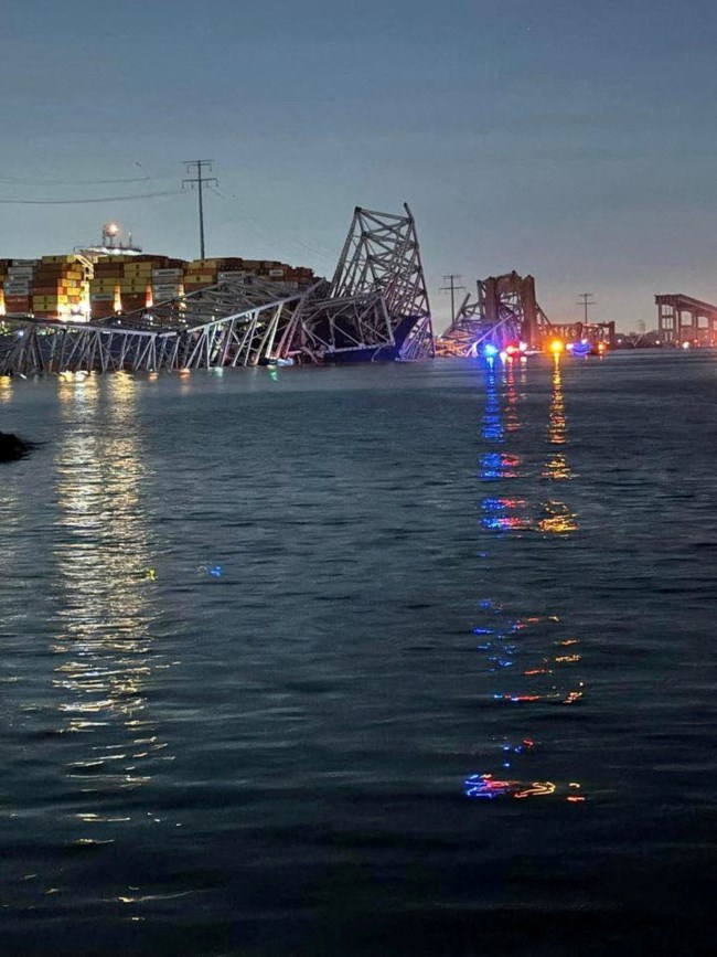 Βίντεο σοκ με την κατάρρευση γέφυρας στη Βαλτιμόρη: Φορτηγό πλοίο έπεσε πάνω της, φόβοι για πολλούς νεκρούς