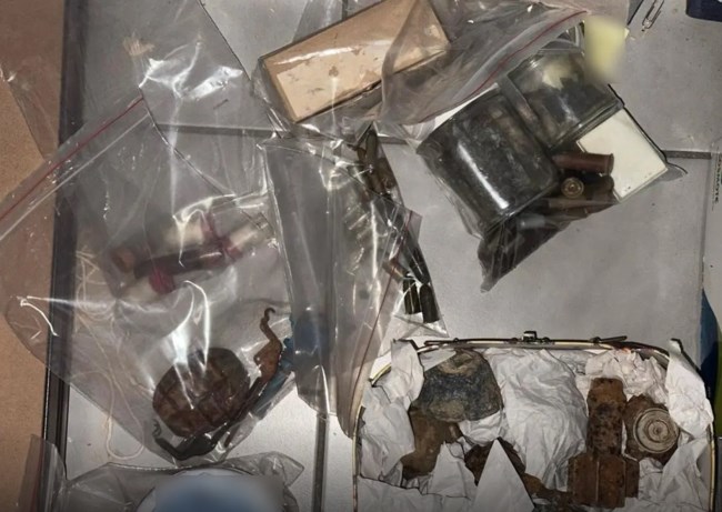 Καισαριανή: Εντοπίστηκε ολόκληρο οπλοστάσιο σε κάδο απορριμάτων - Χειροβομβίδες, όλμοι και πολυβόλα Β’ Παγκοσμίου Πολέμου