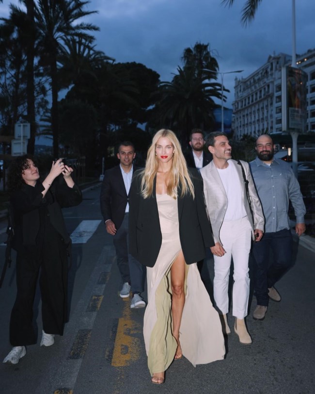 Στις Κάννες με glam look η Δούκισσα Νομικού: Σαν κορίτσι του James Bond με ολόχρυσο slip dress με τεράστιο σκίσιμο