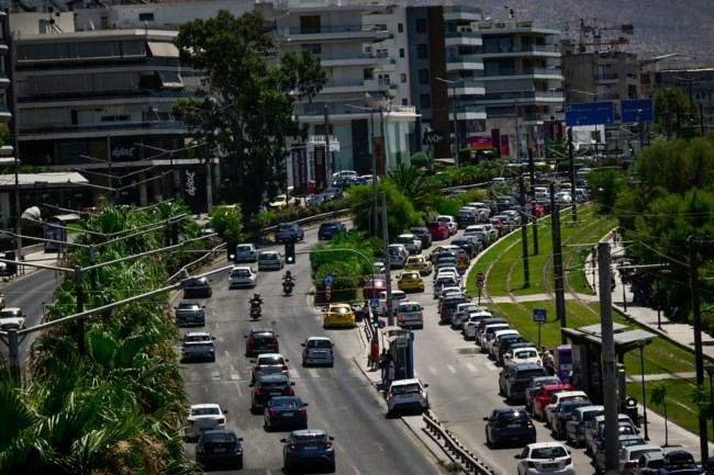 Πάνω από 300.000 οχήματα χωρίς ασφάλεια, ΚΤΕΟ και τέλη κυκλοφορίας: Ερχονται "ραβασάκια" της εφορίας με βαριά πρόστιμα