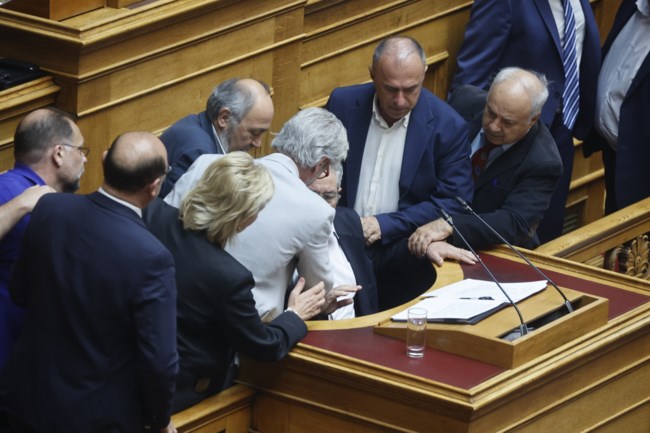 Απρόοπτο για τον Δ. Κουτσούμπα - Η στιγμή που καταρρέει από τον πόνο στη μέση - Διακόπηκε για λίγο η συνεδρίαση
