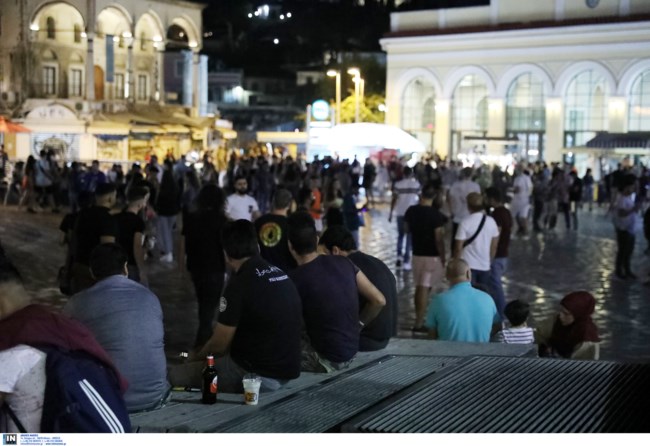 "Πάρτι" συνωστισμού στις πλατείες το βράδυ του Σαββάτου - Χωρίς μάσκες και αποστάσεις [Εικόνες-Βίντεο]