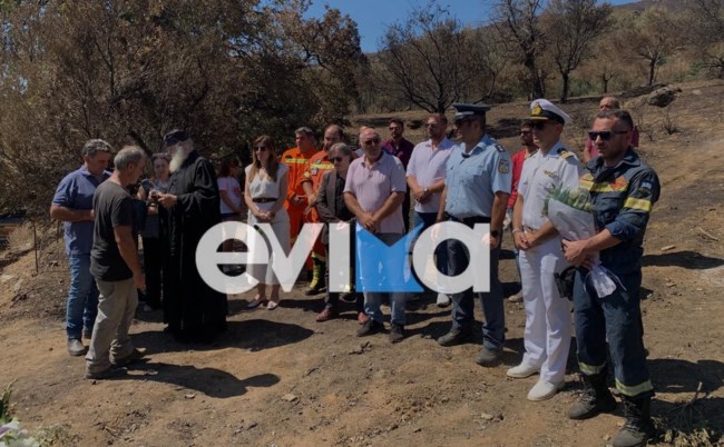 Πτώση Canadair: Σε κλίμα βαθιάς συγκίνησης το μνημόσυνο για τους δύο πιλότους - Με δάκρυα στα μάτια ο ιερέας [βίντεο]