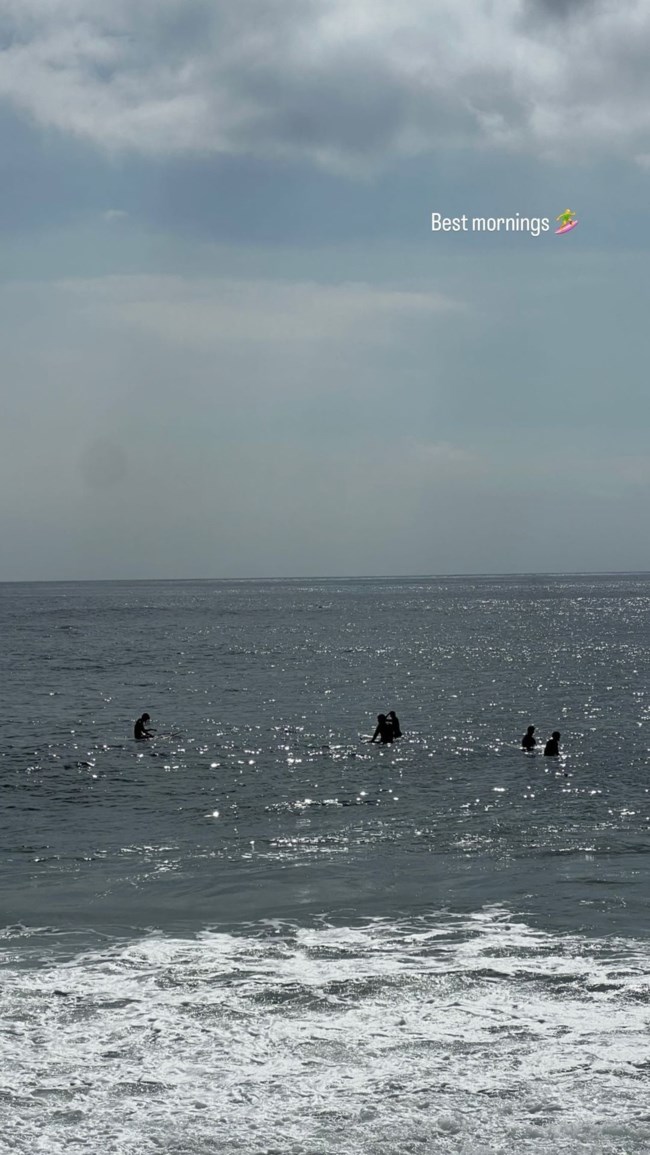 "Τα καλύτερα πρωινά": Η Αμαλία Κωστοπούλου δαμάζει τα κύματα στο Λος Άντζελες
