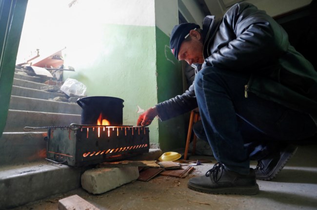 Μαριούπολη πολίτης μέσα σε διαμέρισμα