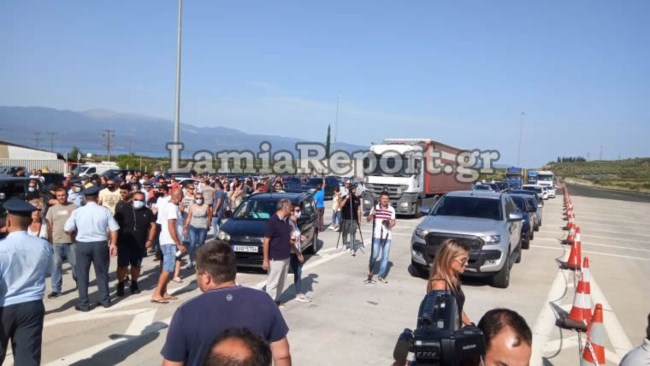 Καμένα Βούρλα: Έκλεισαν πάλι την Εθνική οι κάτοικοι – Ένταση στα διόδια [εικόνες-βίντεο]