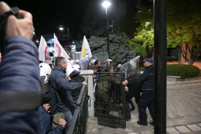 Λάρισα: Σοβαρά επεισόδια στο Δημοτικό Ωδείο στη συναυλία της στρατιωτικής ακαδημίας των ΗΠΑ- Χημικά και μάχες σώμα με σώμα