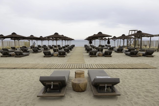 Beach bar, ψαριέρες πάνω στην άμμο, σεβίτσε και γαβράκι, κοκτέιλ δίπλα στο κύμα και ώπα στα νέα στέκια της παραλιακής