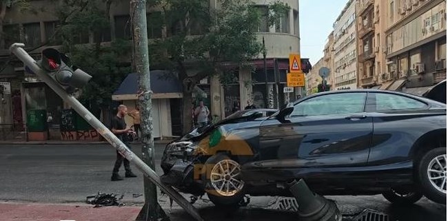 Σοβαρό τροχαίο στην Ακαδημίας: Αυτοκίνητο έπεσε σε κολώνα, τουλάχιστον δύο τραυματίες στο νοσοκομείο