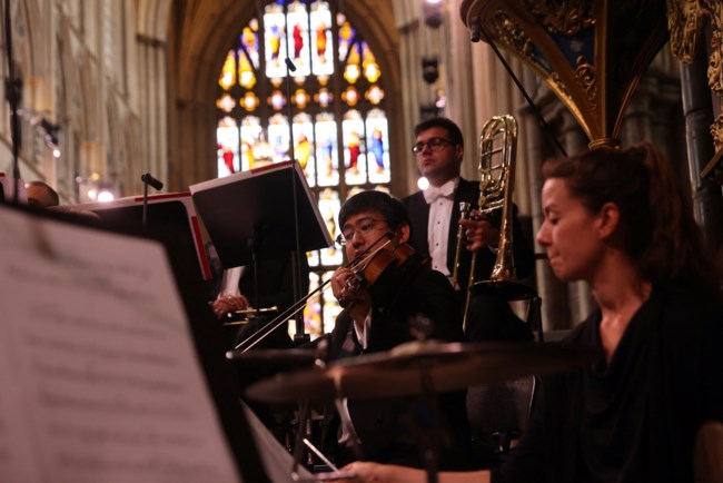 Προσευχές καθώς η τελετή στο Αβαείο μπαίνει στο τελευταίο μέρος της