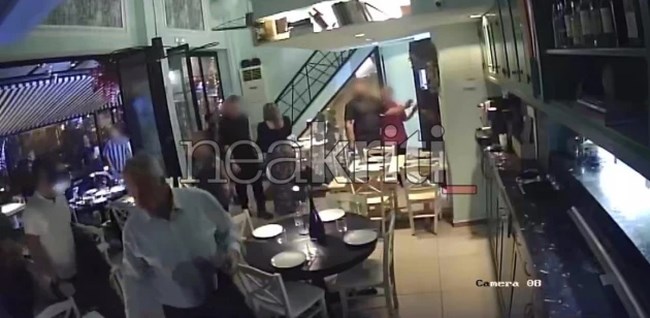 Κουκουλοφόροι επιτέθηκαν με αυγά στον Μάκη Βορίδη μέσα σε εστιατόριο: Φυγαδεύτηκε με την οικογένειά του [εικόνες]