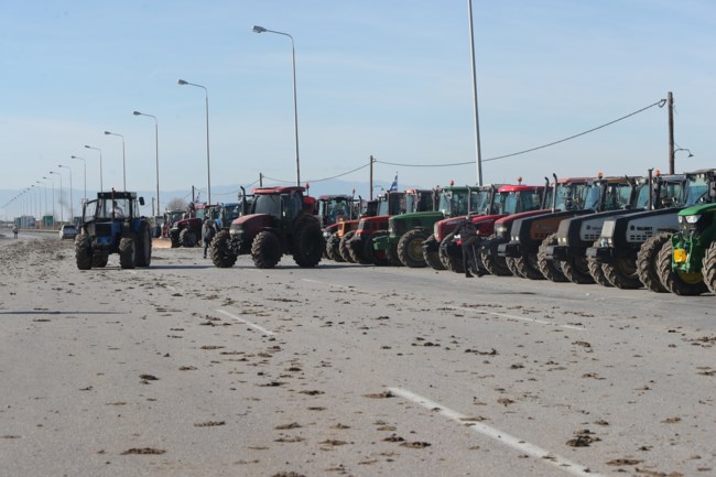 Αγρότες: Κλειστή η Ε.Ο. Αθηνών - Θεσσαλονίκης στη Νίκαια - Αποκλεισμένος ο Ε65 - Πάνω από 3.000 τρακτέρ