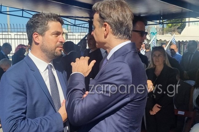 Το τετ α τετ Μητσοτάκη με τον δήμαρχο Χανίων στην παρέλαση - Τι συζήτησαν