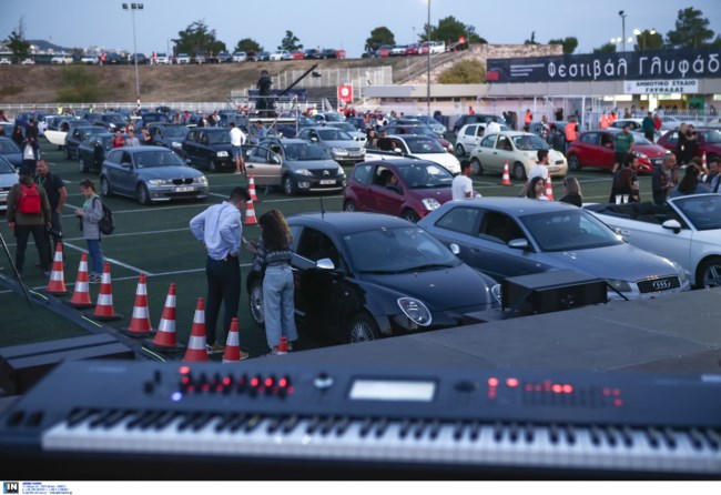 Θέμα στον Guardian η drive in εμφάνιση της Ν. Θεοδωρίδου στη Γλυφάδα-  Eτσι θα είναι πλέον οι συναυλίες;